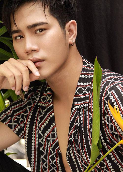 Nam diễn viên phim "Hậu duệ mặt trời" bản Việt còn sở hữu giọng hát ấm áp nhưng không muốn làm ca sĩ bởi muốn tập trung cho sự nghiệp diễn xuất.