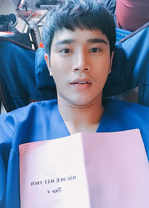 Bác sĩ Quang là nhân vật phụ nhưng nhận được sự chú ý không kém tuyến nhân vật chính.