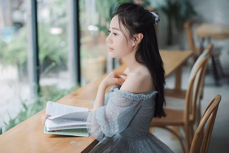 Chia sẻ trên Ngoisao, Phương Oanh cho biết khi bị phản bội, cô rất đau khổ nhưng vì tình yêu vẫn còn nên đã cố gắng bao dung. Ảnh: FBNV