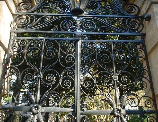 Nhà sử học Robert Rosen nói rằng căn nhà giống như một lịch sử thu nhỏ của thành phố Charleston. Nó được liệt kê là một trong những địa điểm lịch sử quốc gia. Chiếc cổng này được thiết kế bởi Charles Reichardt, một kiến trúc sư người Đức và được chế tác bởi Charleston Christopher Werner năm 1838. Nó ban đầu được sử dụng cho một ngôi nhà của chính phủ nhưng đã bị từ chối vì quá đắt.