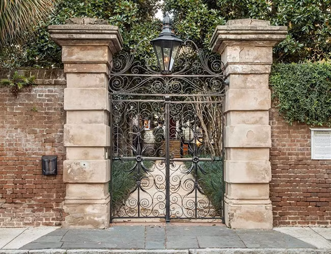 Trong quá khứ, The Sword Gate House đã từng là một nhà trọ, một ngôi trường dành cho nữ sinh. Cháu gái của Tổng thống Abraham Lincoln, Jessie Lincoln Randolph đã mua lâu đài vào năm 1930 và sống tại đó cho đến khi qua đời. Tên của ngôi nhà, Sword Gate House được lấy cảm hứng từ cánh cổng sắt rèn vững chắc ở lối vào.