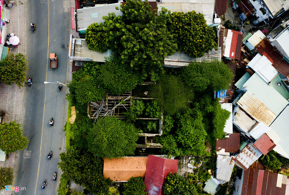 Biệt thự gần trăm tuổi có diện tích được công nhận là 443 m2, ngang 18 m, dài 30 m. Năm 1990, ông Lê Thanh Công (82 tuổi) mua lại. Do đang có tranh chấp nên việc duy trì bảo dưỡng không được thực hiện, ngôi nhà có dấu hiệu xuống cấp trầm trọng.