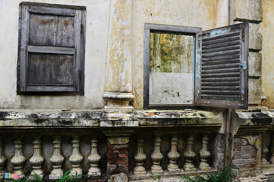 Một vài cánh cửa sổ bằng gỗ của các phòng ngủ, bếp đóng mở đã bị bám màu thời gian và nắng mưa. Dàn phù điêu hình đèn dầu dưới chân xung quanh căn nhà còn nguyên vẹn.