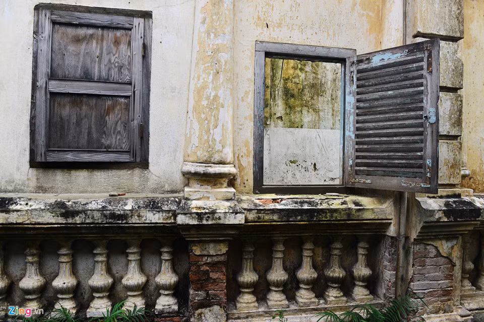 Một vài cánh cửa sổ bằng gỗ của các phòng ngủ, bếp đóng mở đã bị bám màu thời gian và nắng mưa. Dàn phù điêu hình đèn dầu dưới chân xung quanh căn nhà còn nguyên vẹn.