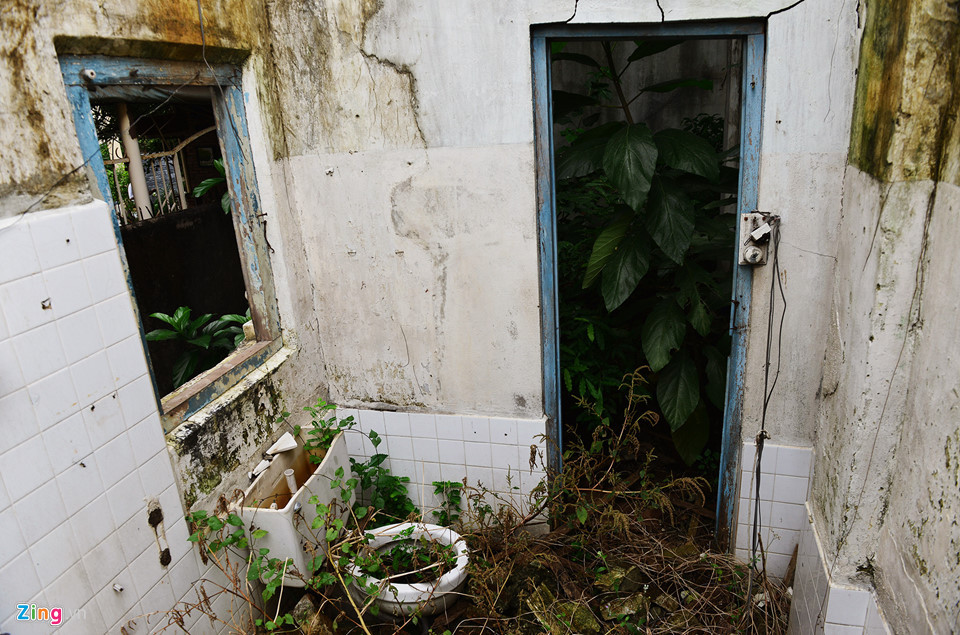 Công trình phụ phía sau được chủ cũ lúc còn ở ốp gạch.