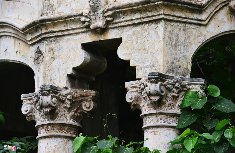 Tuy nhiều phù điêu trang trí gắn trên tường bị chủ sở hữu gỡ ra, mang đi nhưng một số họa tiết trang trí tinh xảo vẫn rất rõ nét còn tồn tại với khung biệt thự.