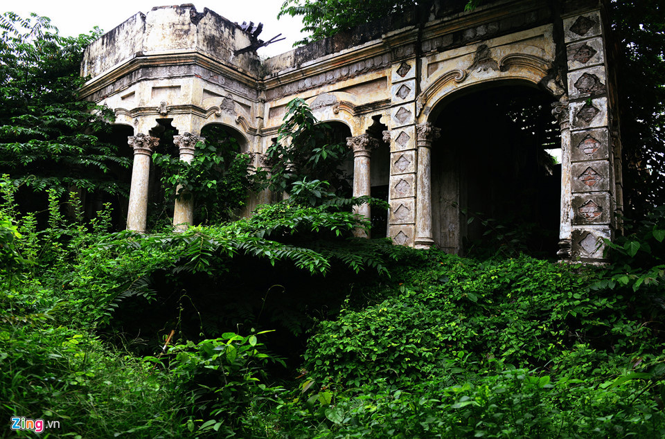 Kiến trúc rõ nét nhất để nhận ra căn biệt thự sau hơn 2 năm bị phá bỏ dở dang là hành lang và hiên mặt tiền. Dù nhiều gờ trang trí bị tháo dỡ mang đi nhưng nhiều nét thiết kế, họa tiết trang trí đẹp còn sót lại vẫn ẩn hiện giữa những lùm cây.