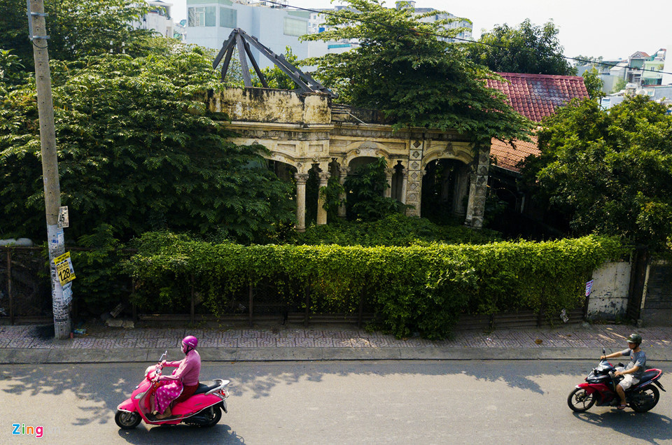 Vào thời điểm đó, khi các công nhân đang tháo dỡ phần mái, các gờ trang trí thì bị phát hiện, ngay sau đó UBND quận Bình Thạnh yêu cầu ngừng thi công. Từ đó đến nay, căn biệt thự bị bỏ hoang, cây cỏ dại dần dần bao trùm toàn bộ.