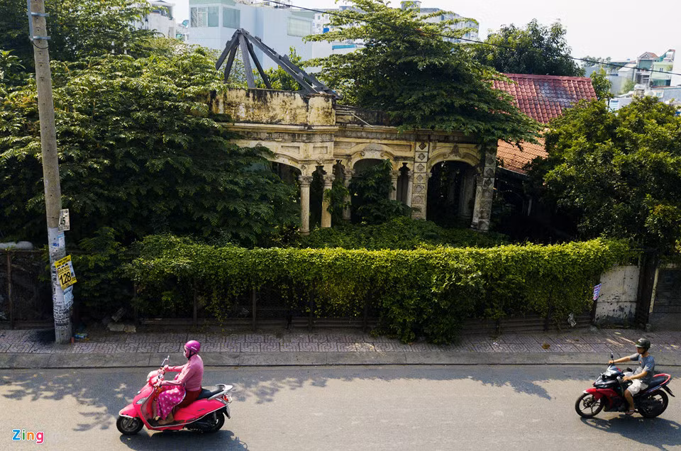 Vào thời điểm đó, khi các công nhân đang tháo dỡ phần mái, các gờ trang trí thì bị phát hiện, ngay sau đó UBND quận Bình Thạnh yêu cầu ngừng thi công. Từ đó đến nay, căn biệt thự bị bỏ hoang, cây cỏ dại dần dần bao trùm toàn bộ.