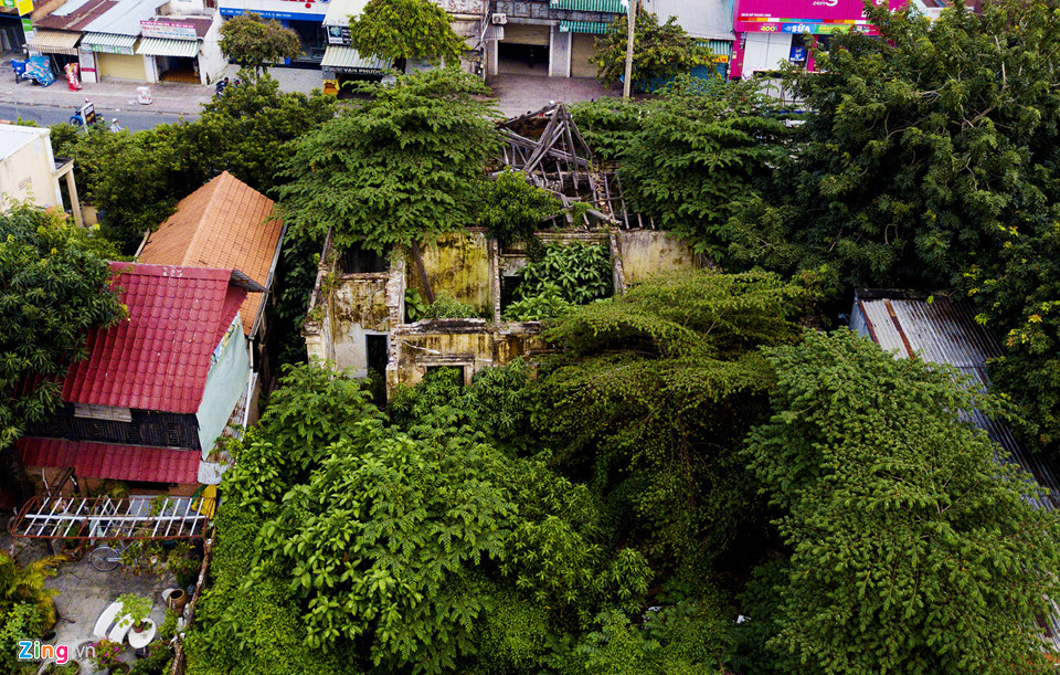 Nhìn từ phía sau, căn nhà được đánh giá là một trong những biệt thự đẹp nhất ở khu ngã 5 Bình Hòa của Sài Gòn xưa, nay đã không còn hình dáng của nó.