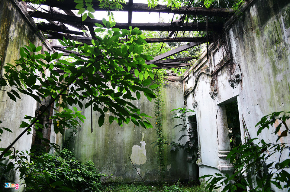 Do bị cây cối, cỏ dại bao trùm, bờ tường riêu phong nên khung cảnh bên trong khá ghê rợn.