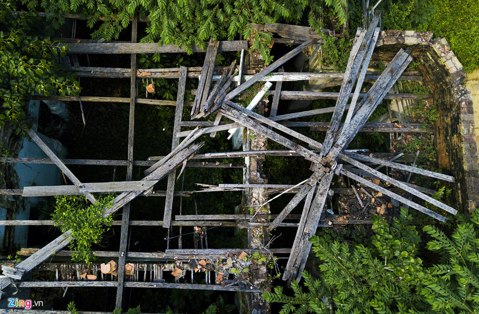 Phần mái của hiên nhà, phòng khách các kiến trúc, ngói bị tháo dỡ chỉ còn trơ khung kèo, xà ngang bằng gỗ mục nát.