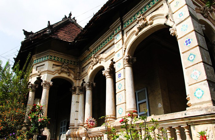 Căn biệt thự số 237, đường Nơ Trang Long, quận Bình Thạnh, TP HCM được xây dựng năm 1920, thuộc dạng biệt thự cũ kiến trúc của Pháp. Cuối tháng 6/2016, ngôi nhà này bị chủ sở hữu mới thuê người lén lút phá bỏ. (Ảnh trước và sau khi đơn vị thi công đập bỏ). Ảnh: H.A