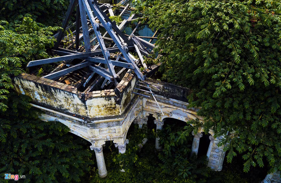 Chóp mái hiên nhô ra theo mô típ kiến trúc biệt thự cổ thời Pháp chưa bị phá bỏ. Tuy nhiên, với nhiều hạng mục, kết cấu bị xuống cấp, việc khôi phục, việc trả lại hiện trạng ban đầu là rất khó.