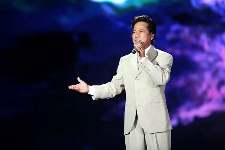 Trước show diễn kỷ niệm 20 năm ca hát của Tuấn Hưng bị hủy, năm 2017, liveshow đầu tiên của danh ca Chế Linh ở TP HCM sau 37 năm sang nước ngoài sinh sống cũng từng không diễn ra như mong đợi. Ảnh: Zing