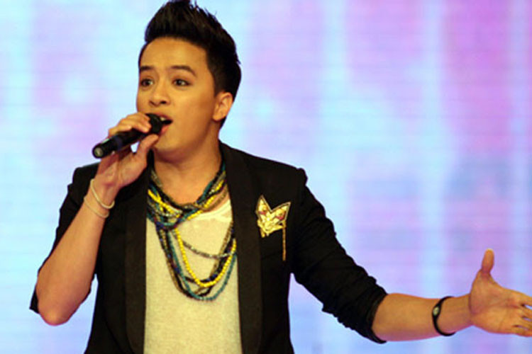 Theo Người lao động, năm 2012, Cao Thái Sơn bị Sở Văn hóa - Thể thao và Du lịch TPHCM phạt hành chính 4,5 triệu đồng cho hành vi hát nhép. Vì ồn ào hát nhép, anh còn bị hủy tiết mục trong Sao Mai điểm hẹn 2012. Ảnh: Zing