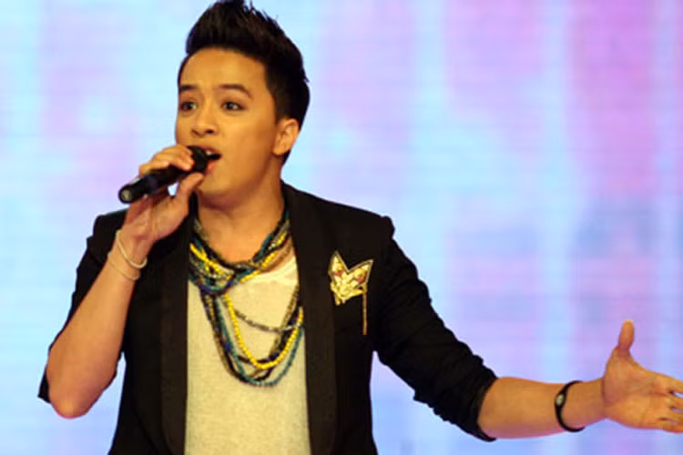 Theo Người lao động, năm 2012, Cao Thái Sơn bị Sở Văn hóa - Thể thao và Du lịch TPHCM phạt hành chính 4,5 triệu đồng cho hành vi hát nhép. Vì ồn ào hát nhép, anh còn bị hủy tiết mục trong Sao Mai điểm hẹn 2012. Ảnh: Zing
