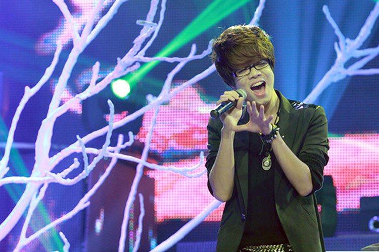 Năm 2013, Bùi Anh Tuấn bị hủy diễn vào phút chót trong chương trình Bài hát yêu thích bởi trong các buổi tổng duyệt trước đó, anh vắng mặt. Để đảm bảo chương trình, ban tổ chức đã hủy bỏ tiết mục của Bùi Anh Tuấn. Ảnh: VTV