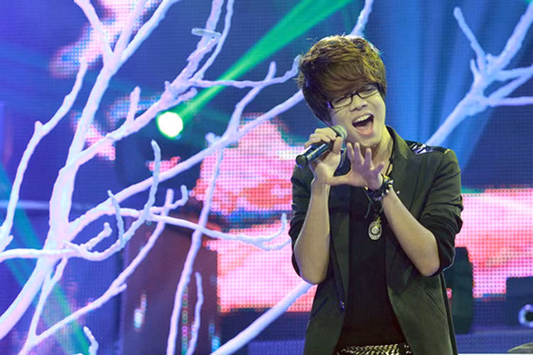 Năm 2013, Bùi Anh Tuấn bị hủy diễn vào phút chót trong chương trình Bài hát yêu thích bởi trong các buổi tổng duyệt trước đó, anh vắng mặt. Để đảm bảo chương trình, ban tổ chức đã hủy bỏ tiết mục của Bùi Anh Tuấn. Ảnh: VTV