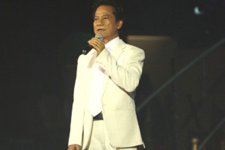 Theo Một thế giới, show diễn của Chế Linh tại TP HCM vào năm 2011 cũng từng bị hủy vào phút chót vì nhiều lý do bất khả kháng và ban tổ chức phải trao bảng hoàn trả tiền vé đã bán. Ảnh: Thethaovanhoa