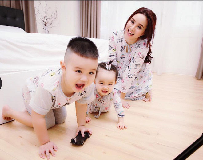 Nữ ca sĩ sinh năm 1985 kể có lần mua một túi thương hiệu sang và dùng túi đó trong suốt 5 năm. Còn chiếc xe hơi có giá hơn 7 tỷ cũng là cô mua nhưng được chiết khấu cao vì làm đại diện thương hiệu.