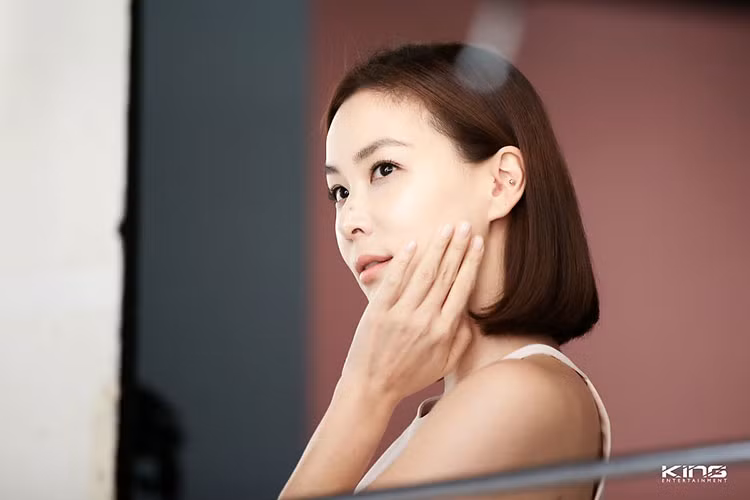 Với nhan sắc không tuổi, bà xã của tài tử Jang Dong Gun đắt show quảng cáo. Ảnh: Naver