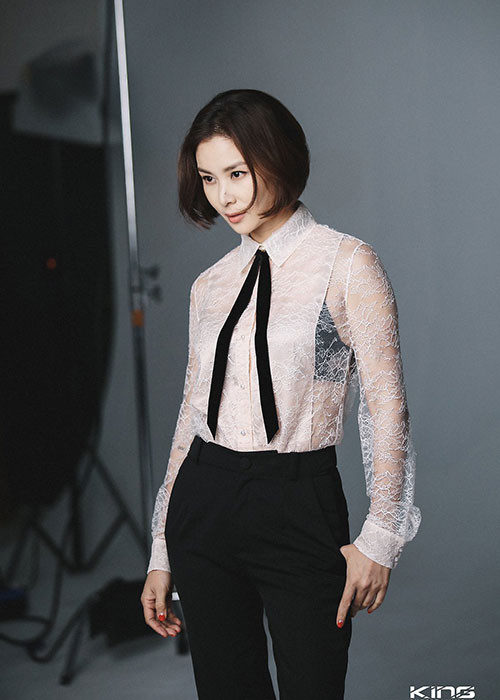 Nữ diễn viên khoe nhan sắc không tuổi, phong cách chất lừ trong một buổi chụp hình. Ảnh: Naver