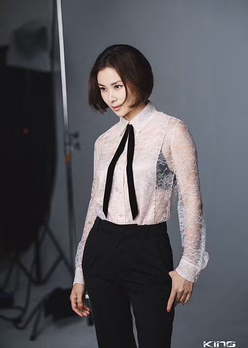 Nữ diễn viên khoe nhan sắc không tuổi, phong cách chất lừ trong một buổi chụp hình. Ảnh: Naver