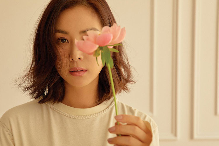 Sau 10 năm kết hôn, vợ chồng Jang Dong Gun được xem là cặp đôi kiểu mẫu của showbiz Hàn. Ảnh: Naver