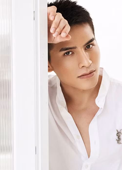 Sau khi dao kéo, chiếc mũi của nam ca sĩ trông thanh thoát hơn. Ảnh: FBNV