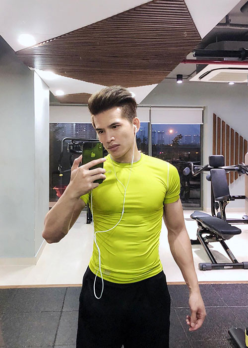 Nam ca sĩ sinh năm 1988 không ít lần khoe hình thể cơ bắp của mình.