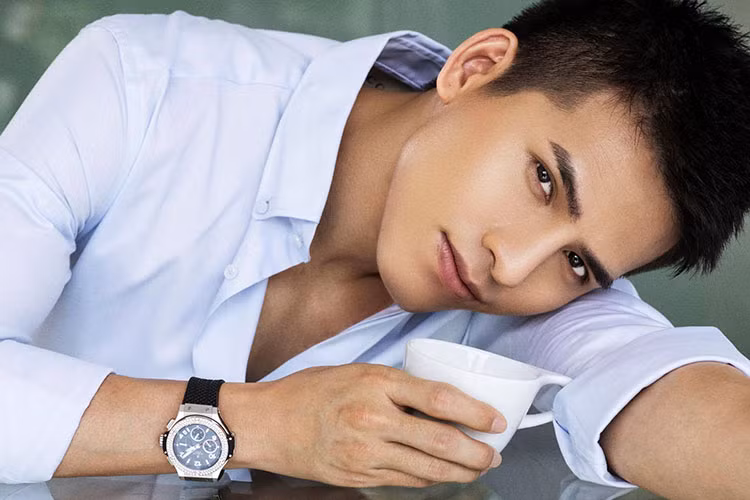 Sau thời gian dính nghi vấn dao kéo, Quốc Thiên đã lên tiếng thừa nhận trong buổi họp báo ra mắt sản phẩm âm nhạc mới. Ảnh: FBNV