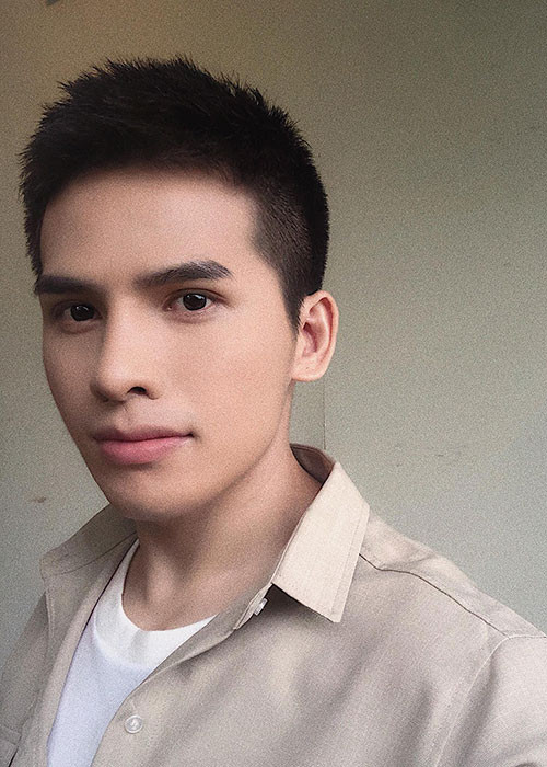 Sau 8 năm đăng quang Vietnam Idol, Quốc Thiên ngày càng nam tính, điển trai. Ảnh: FBNV