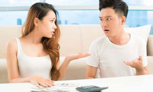 Chong co luong chi nham nham dua tien cho me de