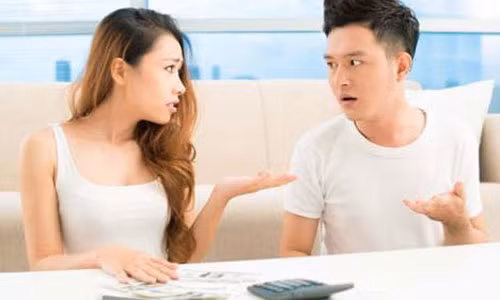 Chong co luong chi nham nham dua tien cho me de