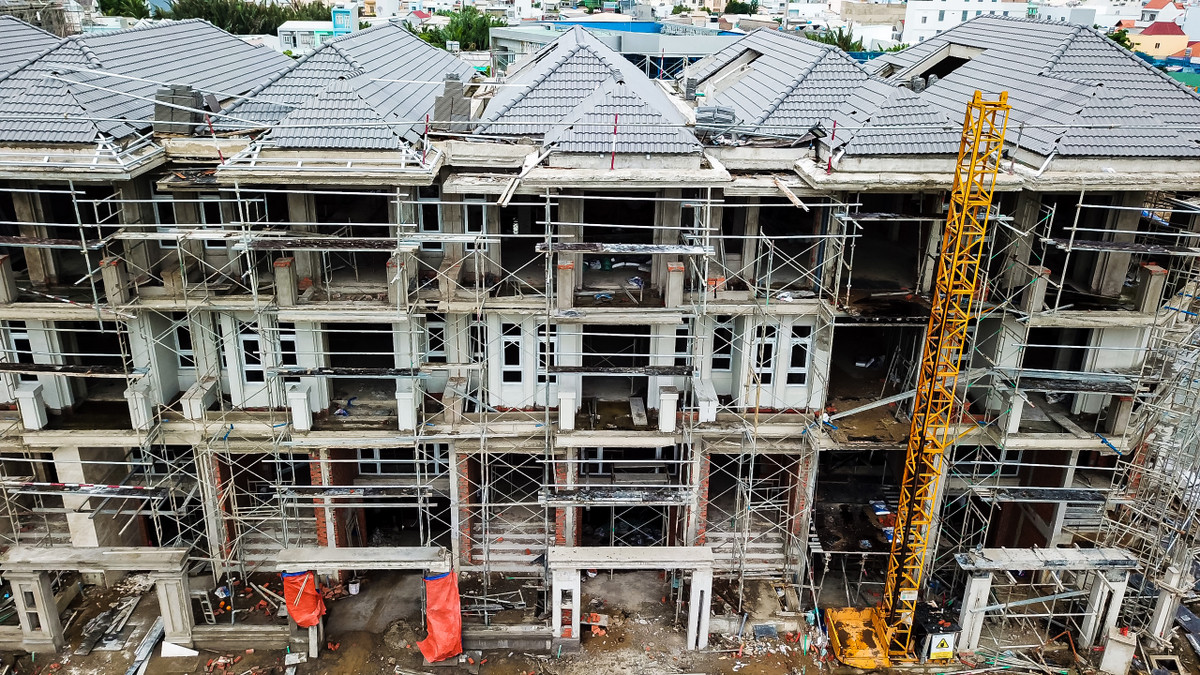 Trong đó, hơn 10 căn biệt thự đã hoàn thiện phần thô, trong đó khoảng 50% căn đã hoàn tất sơn, lát gạch.