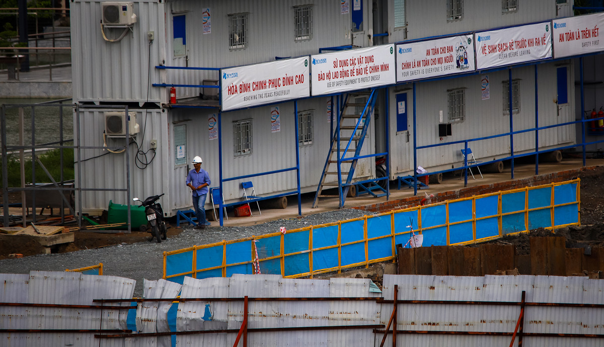 Dù không cho phép xây dựng nhưng những ngày gần vẫn còn công nhân làm việc, mặc cho quyết định đình chỉ đã có hiệu lực thi hành.