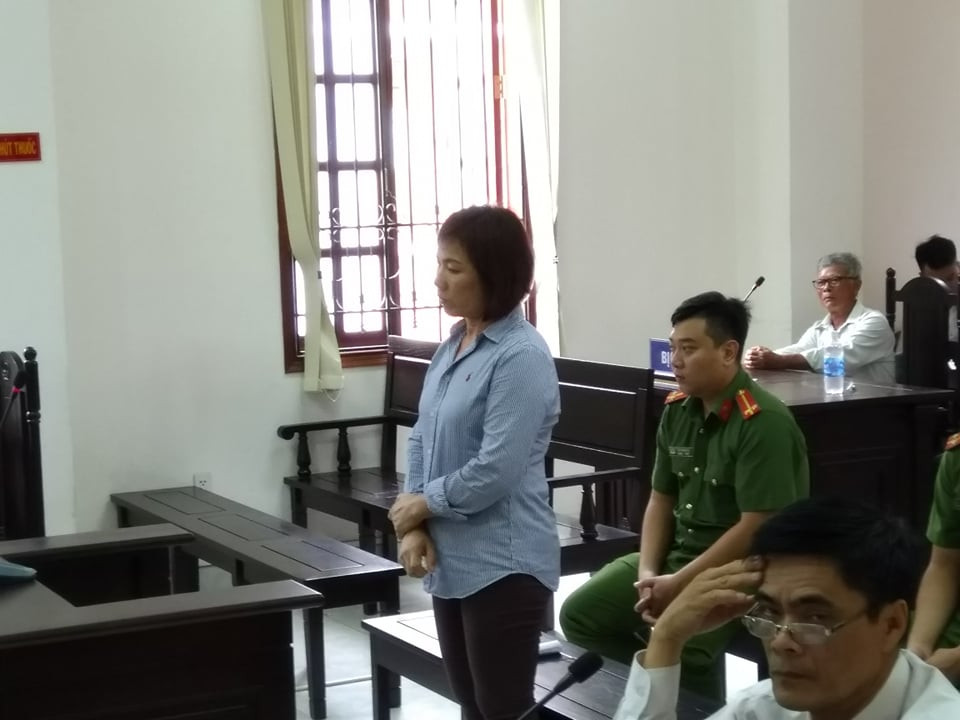 Nu doanh nhan lai xe BMW tong chet nguoi o nga tu Hang Xanh the nao khi dung truoc toa?