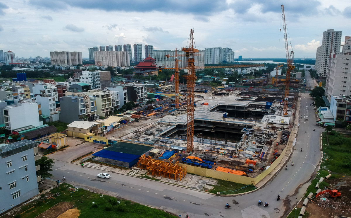 Theo cơ cấu sử dụng đất ở tại khu D, tổng diện tích đất là 24,7ha. Trong đó diện tích đất ở chiếm 41,57%, mật độ xây dựng khoảng 38%, dân số dự kiến khoảng 11.848 người, tổng số nhà ở khoảng 2.912 căn bao gồm 188 căn nhà liên kế thấp tầng và khoảng 2.724 căn hộ chung cư với chiều cao tối đa 24 tầng. &#x8;Mời xem nguồn chính: https://vietnamdaily.net.vn/bat-dong-san/can-canh-du-an-khong-lo-13000-can-ho-raemian-galaxy-city-xay-trai-phep-giua-sai-gon-65340.html