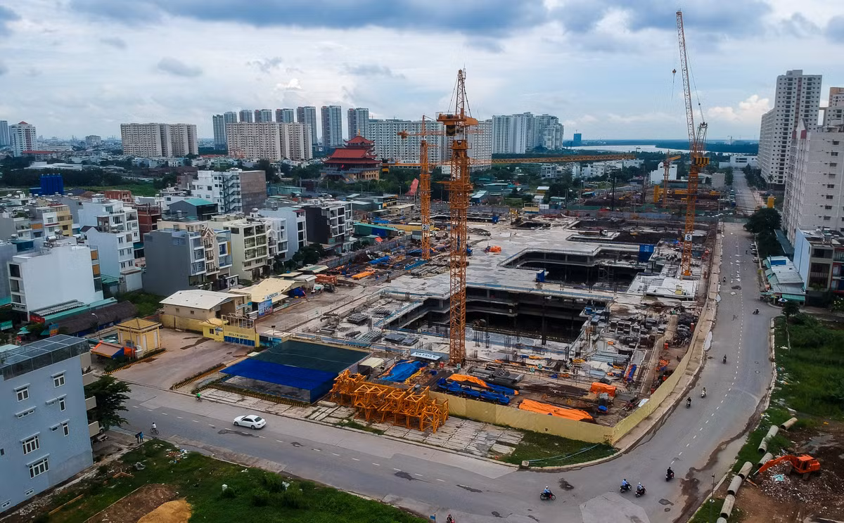 Theo cơ cấu sử dụng đất ở tại khu D, tổng diện tích đất là 24,7ha. Trong đó diện tích đất ở chiếm 41,57%, mật độ xây dựng khoảng 38%, dân số dự kiến khoảng 11.848 người, tổng số nhà ở khoảng 2.912 căn bao gồm 188 căn nhà liên kế thấp tầng và khoảng 2.724 căn hộ chung cư với chiều cao tối đa 24 tầng. Mời xem nguồn chính: https://vietnamdaily.net.vn/bat-dong-san/can-canh-du-an-khong-lo-13000-can-ho-raemian-galaxy-city-xay-trai-phep-giua-sai-gon-65340.html