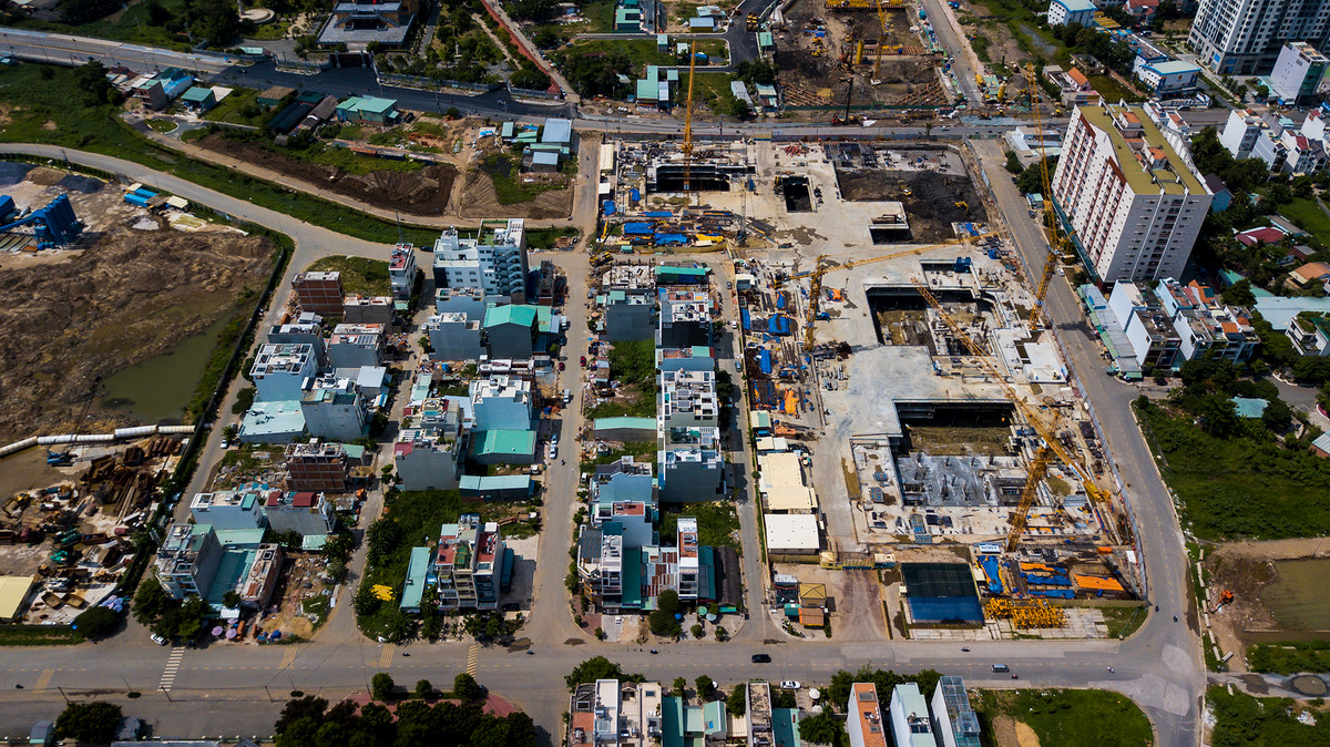 UBND quận 2, TP.HCM cho biết vừa xử phạt Công ty cổ phần Phát triển và kinh doanh nhà (HDTC) - chủ đầu tư dự án Laimian City 40 triệu đồng và yêu cầu tạm dừng thi công xây dựng công trình, tiến hành bổ sung thủ tục để cơ quan có thẩm quyền cấp giấy phép xây dựng.