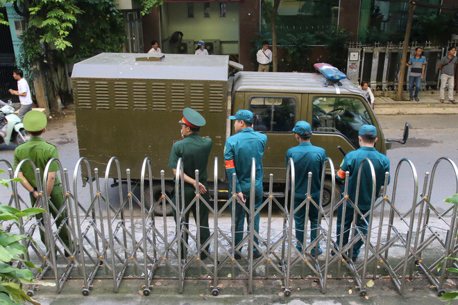 Bên ngoài, công an, bộ đội, dân phòng được huy động chốt chặn hai đầu và phía trước cổng tòa án để đảm bảo an ninh.