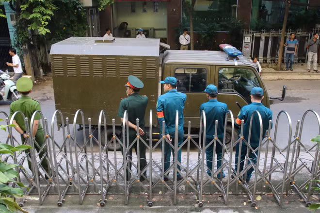 Bên ngoài, công an, bộ đội, dân phòng được huy động chốt chặn hai đầu và phía trước cổng tòa án để đảm bảo an ninh.