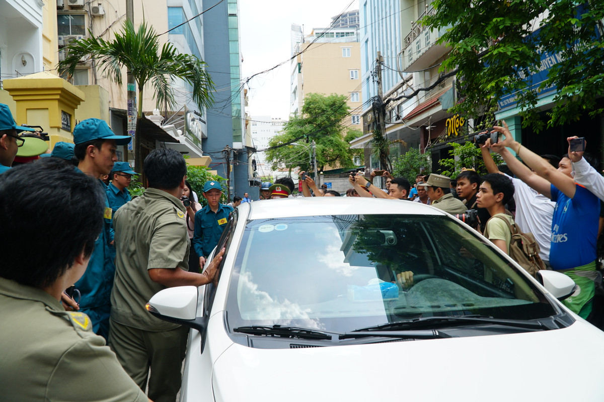 Nhiều người dân ở bên dân vây kín ô tô, chen lấn khi thấy của ông Linh rời tòa.