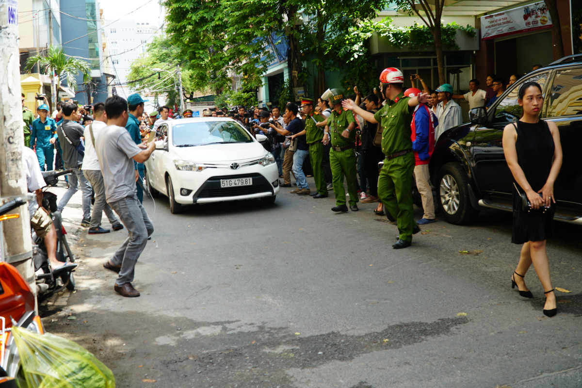 Ông Nguyễn Hữu Linh vội vã lên xe rời khỏi khuôn viên tòa án trong vòng vây hàng trăm người dân và phóng viên.