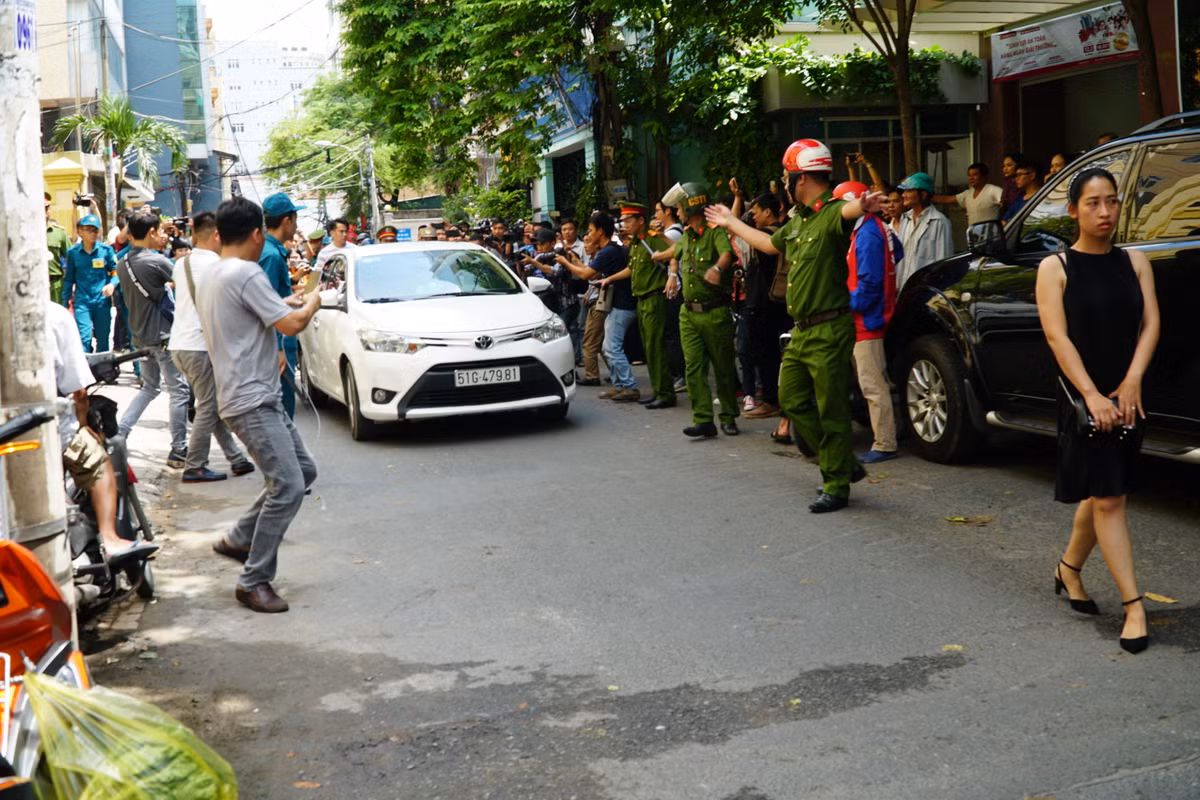 Ông Nguyễn Hữu Linh vội vã lên xe rời khỏi khuôn viên tòa án trong vòng vây hàng trăm người dân và phóng viên.