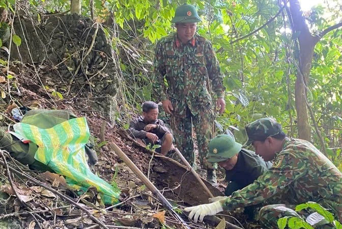 Phat hien, cat boc 2 hai cot liet si o Quang Tri