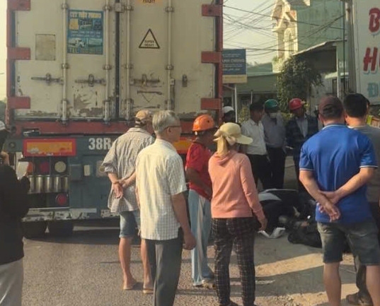 Dam vao duoi xe container, nam thanh nien tu vong tai cho