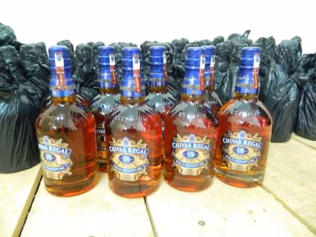 Kinh doanh ruou lau, nguoi dan ong o Quang Tri bi phat 90 trieu