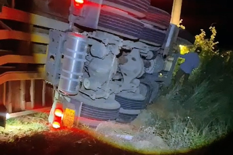 Xe cho keo tram bi lat o Ha Tinh, tai xe tu vong tai cho